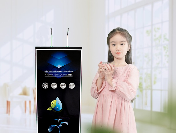 Cha mẹ cần lựa chọn nguồn nước đạt chuẩn tinh khiết đóng chai để bảo vệ sức khỏe cho trẻ.