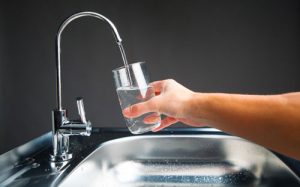 Có nên uống nước trực tiếp từ máy lọc?