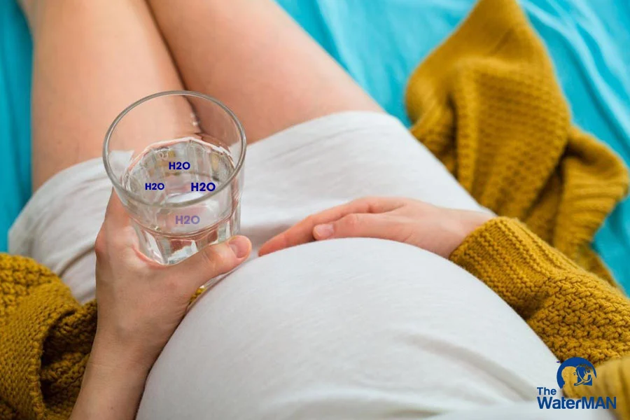 mẹ bầu nên chia nhỏ lượng nước thành nhiều lần